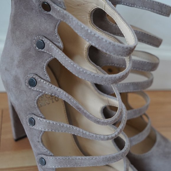 Vince Camuto Davel Block Heel Pumps - 6.5 - Picture 3 of 9